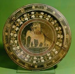 Schale mit Darstellung eines im Krieg gegen die Karthager eingesetzten Elefanten (Keramik)